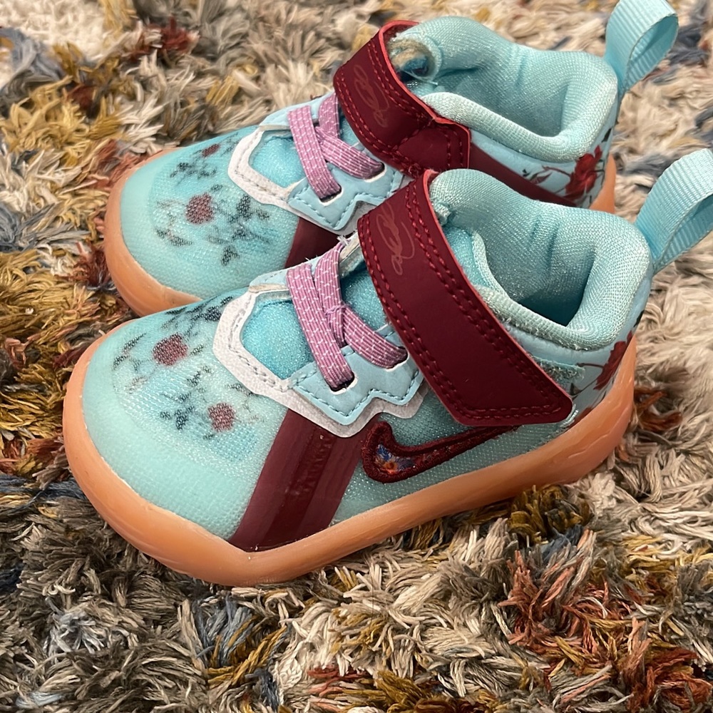 Limited edition Toddler lebrón Nike shoes size 4C